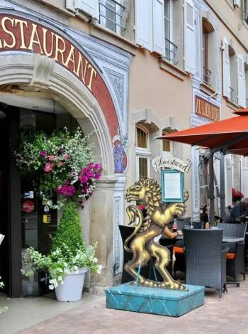 Hotellet ligger i den charmerende middelalderlandsby La Petite Pierre tæt på historiske gader og et slot på bakketoppen.